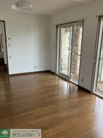 陽光の射す賃貸戸建ての物件内観写真